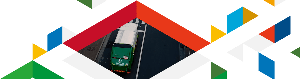 トラックが道路を走る写真