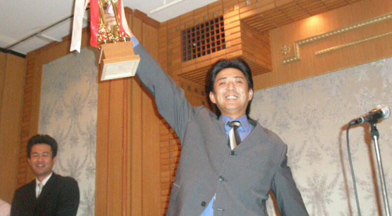 4人の社員が並んでいる写真