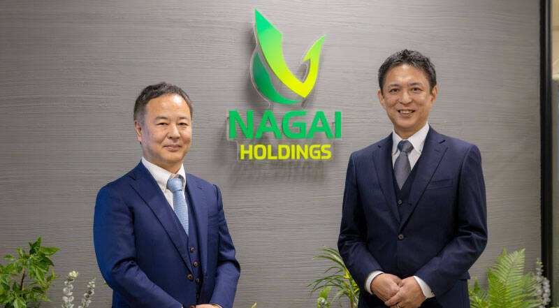 4人の社員が並んでいる写真