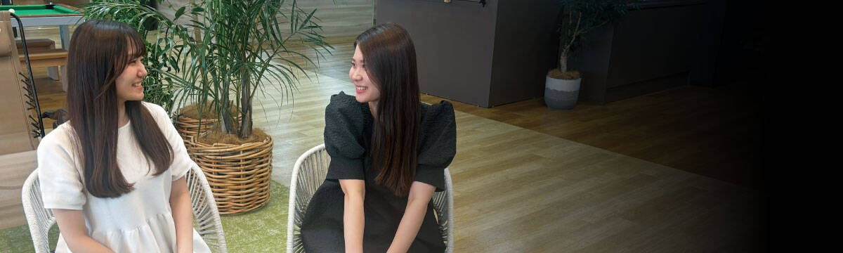 女性スタッフ2人が話している写真