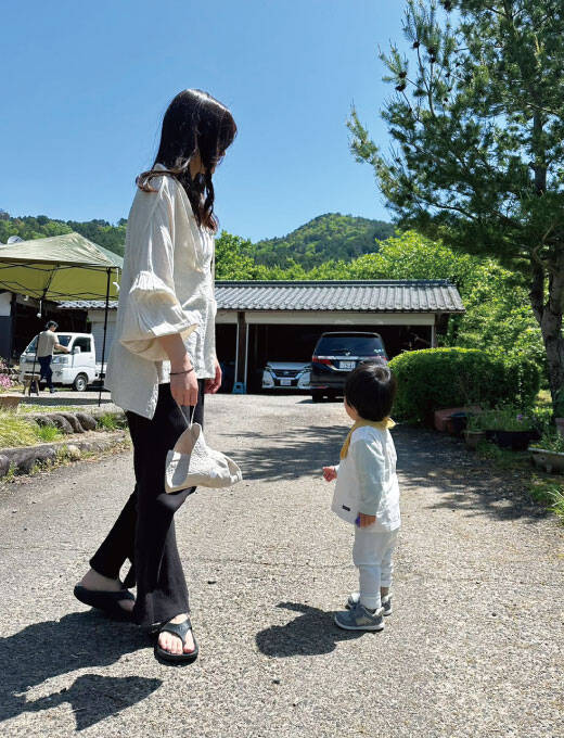 子供と遊ぶ坪井さんの写真