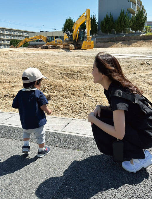 子供と遊ぶ坪井さんの写真