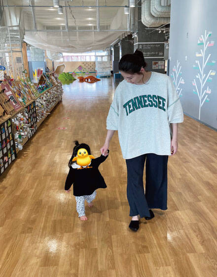 子供と遊ぶ柘植さんの写真