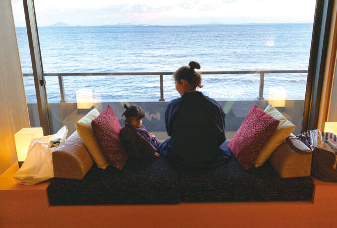 子供と遊ぶ柘植さんの写真