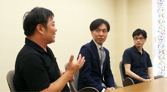 篠原係長・鈴木係長・柘植係長が話している写真