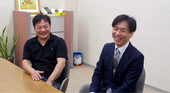 篠原係長と鈴木係長が笑いながら話している写真