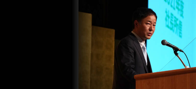 代表が挨拶している写真