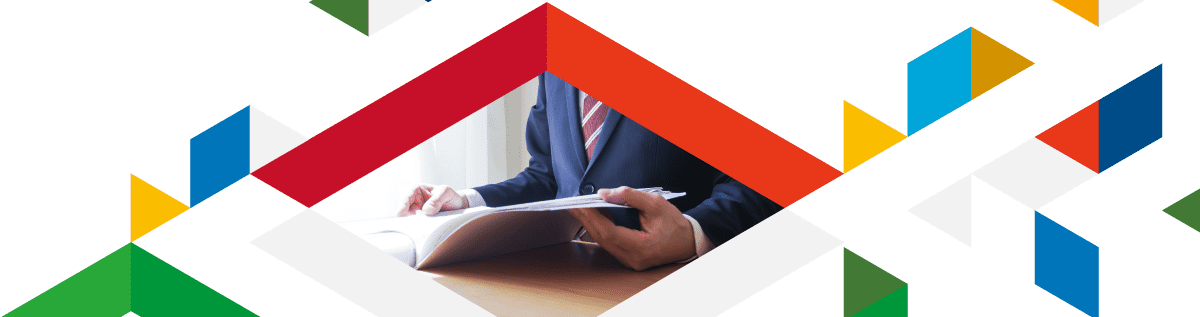 資料を読んでいる写真