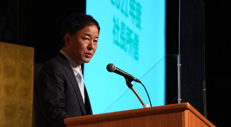 代表取締役社長が壇上で話している写真