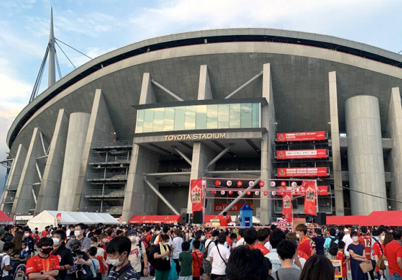 豊田スタジアムと観戦に訪れている人たちの写真