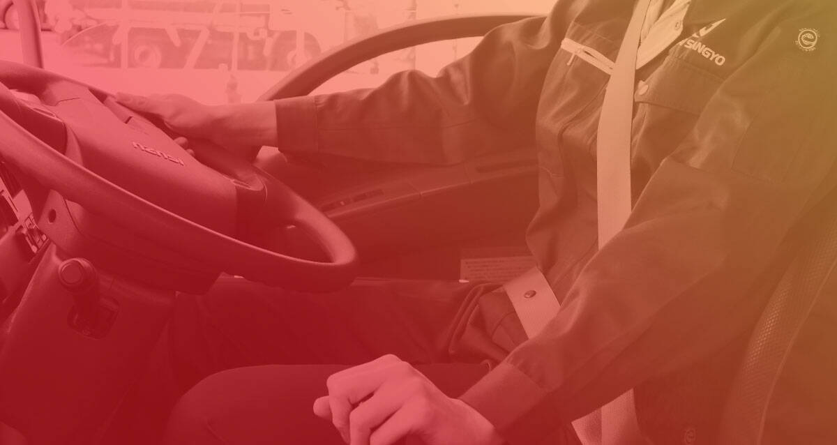 トラックを運転している社員の写真