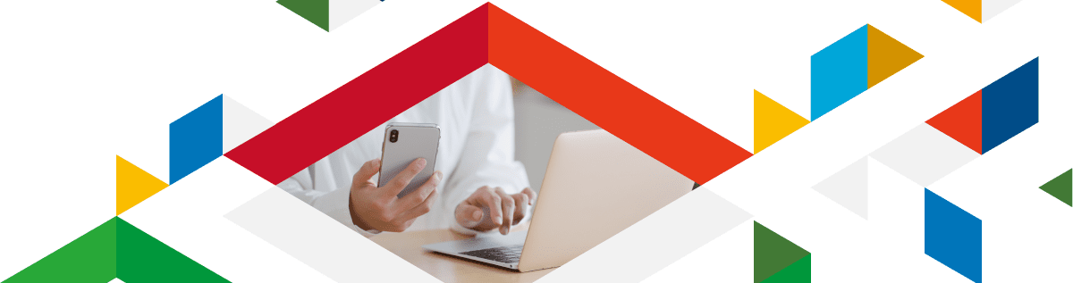 スマホとパソコンを操作している人の写真