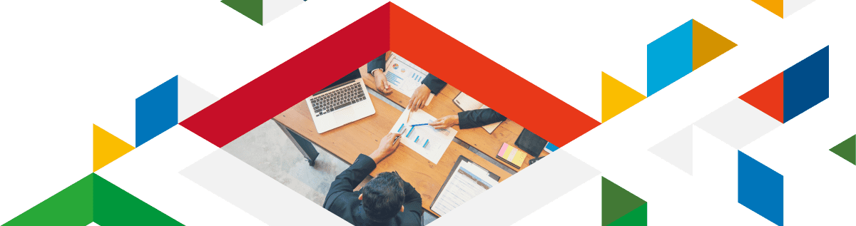 グラフを見て打ち合わせしている写真